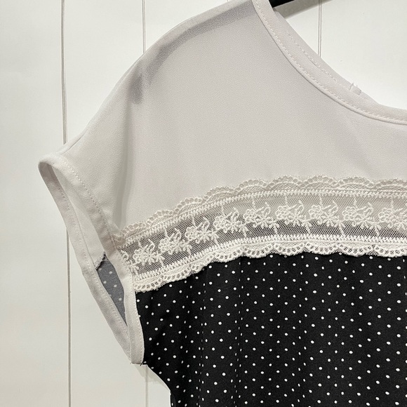 Short Sleeve dot print Top - Picture 2 of 9